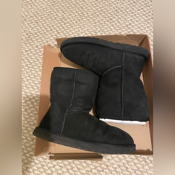 Black Classic Short Uggs - Picture 2 of 4